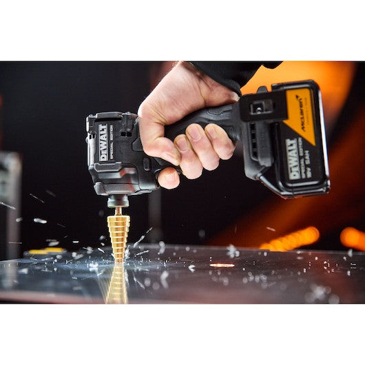 Set 2 unelte: mașină de înșurubat cu impact și mașină de găurit cu percuție, cu motor fără perii, DEWALT® x McLaren F1 Team 18V XR® Ediție Specială - 2 x 5Ah - DCK2222MP2TQW