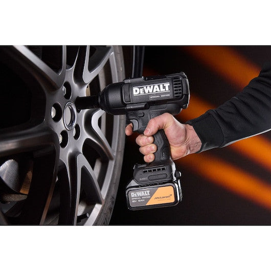 Set 2 unelte DEWALT® x McLaren F1 Team 18V XR® Ediție Specială: cheie de impact cu cuplu mare și polizor unghiular – 2 x acumulator 5Ah - DCK2225MP2TQW