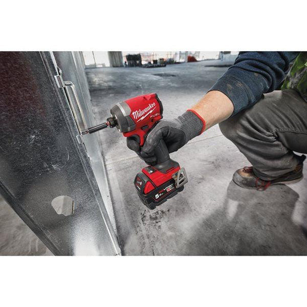 Mașină de înșurubat cu impact Milwaukee 1/4″ Hex 226Nm 18V M18 FID3-502X, sistem M18 FUEL™, 2 x acumulator M18 B5, 1 x încărcător M12-18 FC, 1 x cutie HD - 4933479865