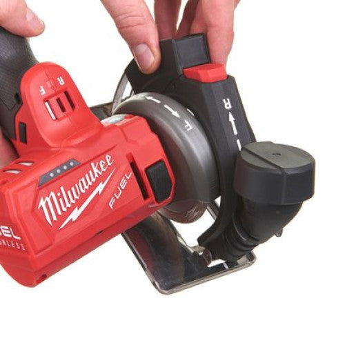 Masina multifunctionala cu acumulator, model M12 FCOT-422X cu doi acumulatori de 12V cu 2Ah si 4 Ah si incarcator, 1 x disc abraziv (cod 4932464717), 1 x disc cu carbura (cod 4932464716), 1 x Milwaukee - 4933464619