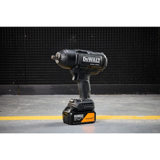 Cheie cu impact DEWALT® x McLaren F1 Team 18V XR® fără perii, inel de reținere de 1/2", cu cuplu ridicat - 2 acumulatori de 5Ah - DCF99MP2TQW