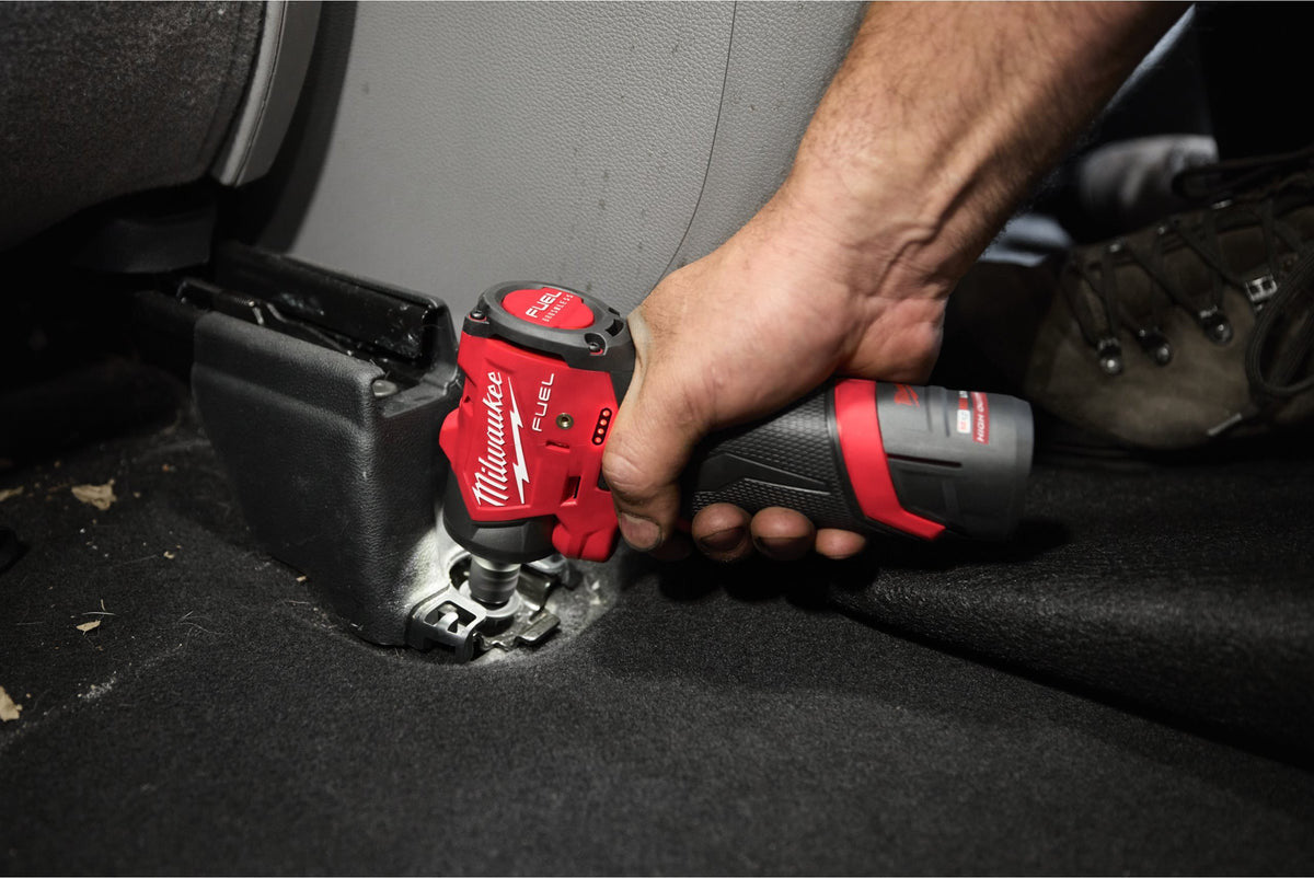 Cheie sub-compactă de impact ¼″ M12 FUEL™ cu inel de fixare fără acumulator, fără încărcător Milwaukee - 4933498974