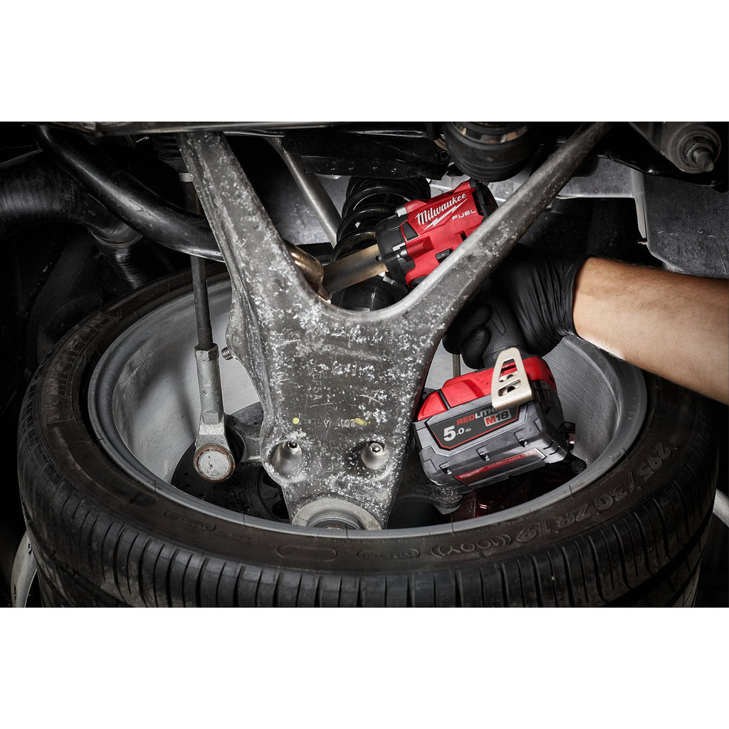 Cheie de impact Milwaukee 1/2″ 339Nm 18V M18FIW2F12-502X, M18 FUEL™ compactă cu inel de fixare, cod 4933478444, 2 x M18 B5 acumulator, M12-18 FC încărcător, cutie HD