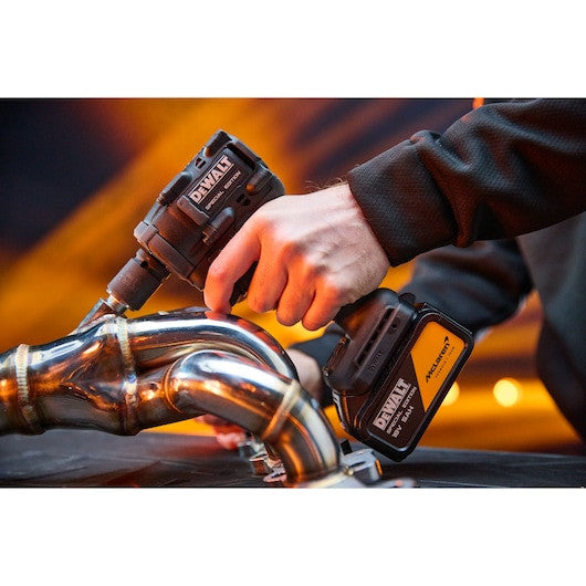 Cheie de impact compactă, cu motor fără perii, 1/2" cu pin de blocare, DEWALT® x McLaren F1 Team 18V XR® Ediție Specială – 2 x 5,0Ah - DCF92MP2TQW