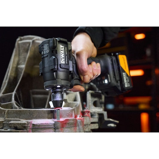 Cheie de impact compactă, cu motor fără perii, 1/2" cu pin de blocare, DEWALT® x McLaren F1 Team 18V XR® Ediție Specială – 2 x 5,0Ah - DCF92MP2TQW