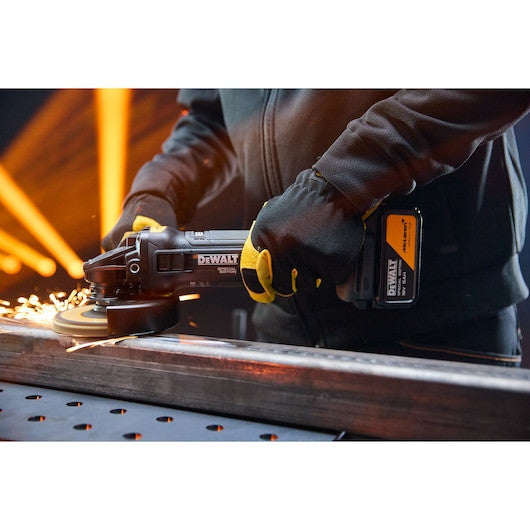Set 2 unelte DEWALT® x McLaren F1 Team 18V XR® Ediție Specială: cheie de impact cu cuplu mare și polizor unghiular – 2 x acumulator 5Ah - DCK2225MP2TQW