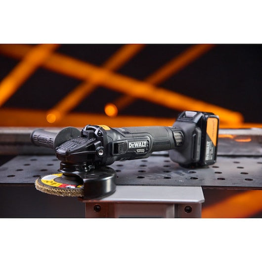 Polizor unghiular, cu motor fără perii DEWALT® x McLaren F1 Team 18V XR® 125 mm - 2 x 5Ah - DCG45MP2TQW