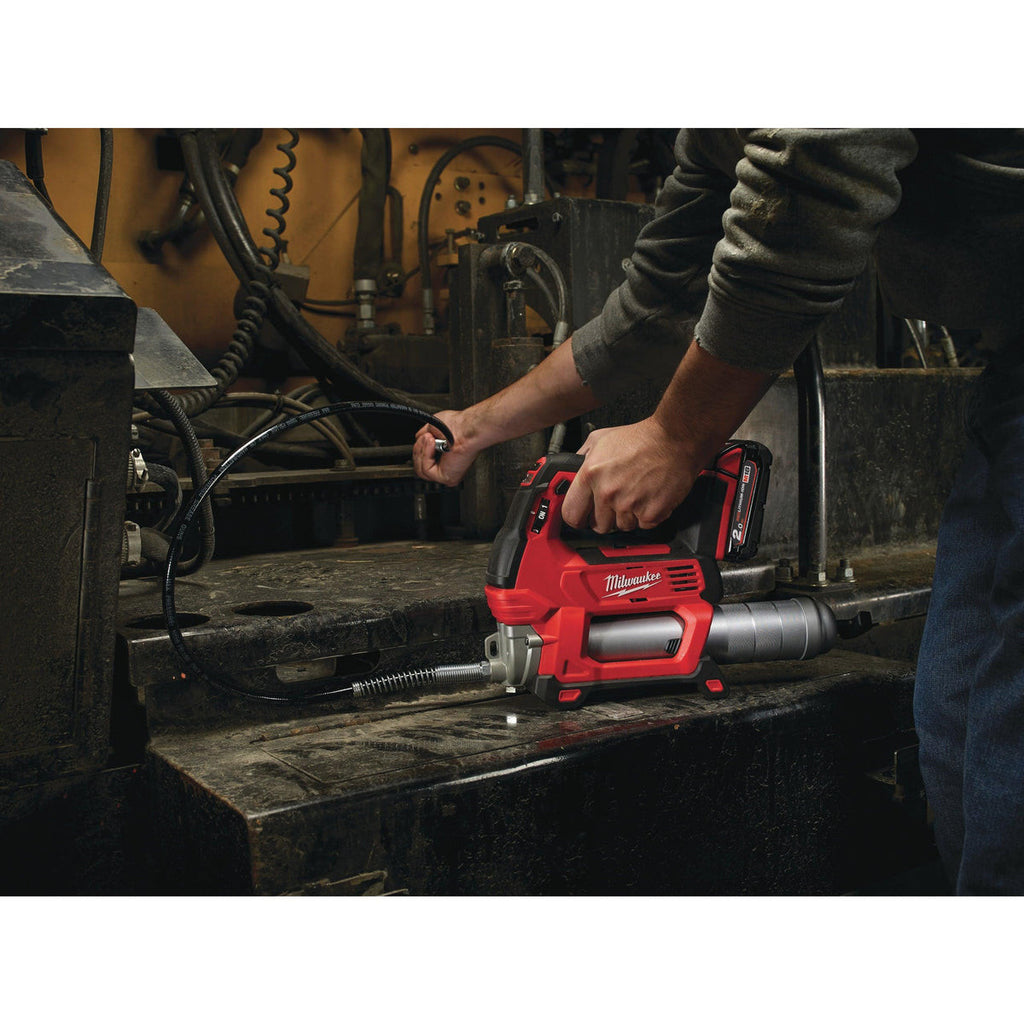 Pistol pentru gresat M18™ Milwaukee M18GG-201C, cod 4933440490, 1 x M18 B2 acumulator, M12-18 C încărcător, cutie plastic - 4933440490