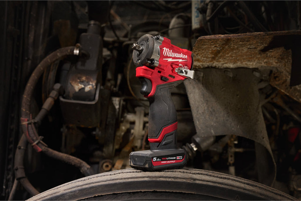 Cheie compactă de impact ½″ Milwaukee M12 FCIWF12G3-502X FUEL™ cu inel de fixare, 1 x acumulator M12 HB5, 1 x încărcător C12 C, 1 x cutie HD, cod 4933493455 - 4933493455
